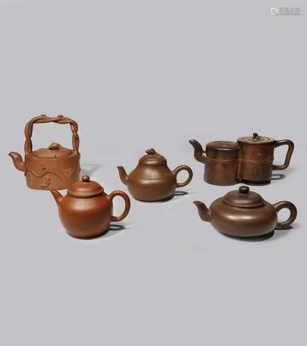 FIVE CHINESE YIXING TEAPOTS AND COVERS