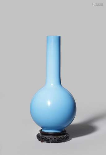 A CHINESE IMPERIAL TURQUOISE BEIJING GLASS BOTTLE VASE