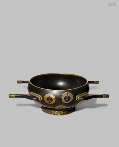 A JAPANESE LACQUER FOUR-HANDLED WASHBASIN