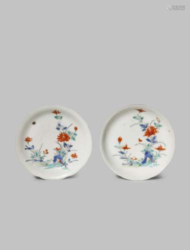 A NEAR PAIR OF JAPANESE KAKIEMON SCALLOPED DISHES