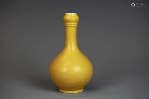 Chinese Yellow Garlic-Mouth Vase