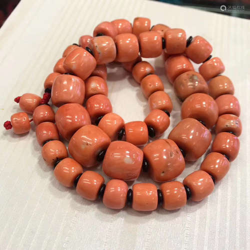 A MOMO CORAL BEADS STRING NECKLACE