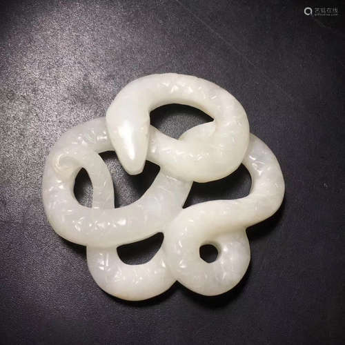 A HETIAN JADE CARVED SNAKE-SHAPED ORNAMENT