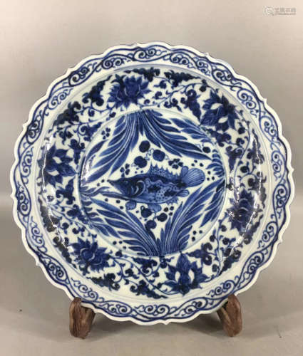 A BLUE AND WHITE FISH PATTERN CHARGER