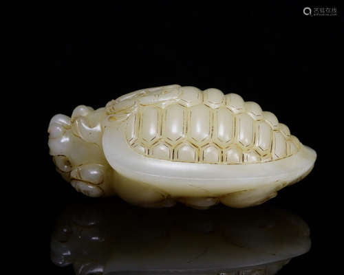 A HETIAN JADE CARVED TURTLE SHAPED PENDANT