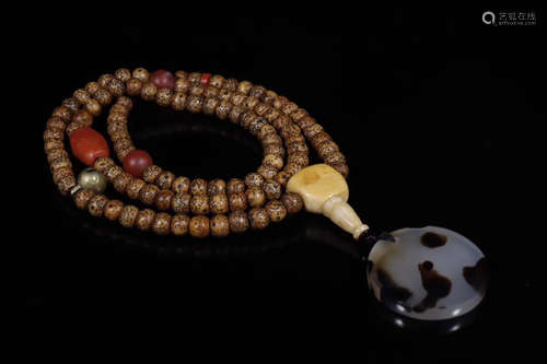 A 108 BEADS AND AGATE STRING NECKLACE