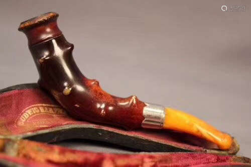 A AMBER CARVED TOBACCO PIPE SHAPED ORNAMENT