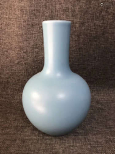 A YONGZHENG MARK TIANQING CELADON VASE