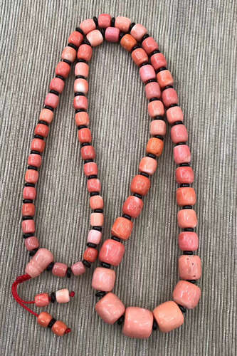 MOMO CORAL BEADS STRING NECKLACE