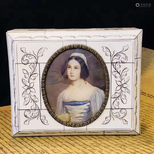 A EUROPEAN ANTIQUE JEWELRY BOX WITH LADY PORTRAIT