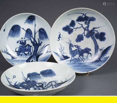 SUITE DE TROIS PLATS EN PORCELAINE BLEU BLANC