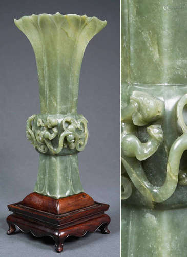 VAISSELLE ARCHAISANTE ET DE STYLE MOGHOL EN JADE VERT / CELADON, GU