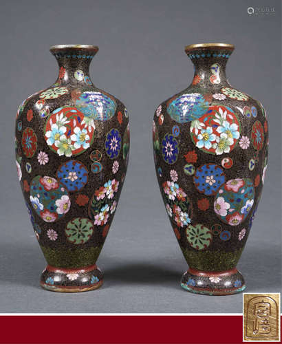 PAIRE DE VASES FACETTES EN EMAUX CLOISONNES SUR CUIVRE 宫崎