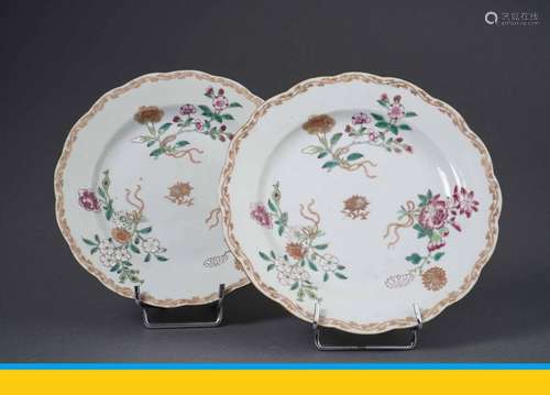 CHARMANTE PAIRE D'ASSIETTES FESTONNEES EN PORCELAINE DE LA COMPAGNIE DES INDES