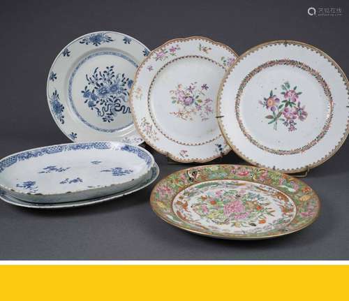 LOT DE CINQ (5) PORCELAINES DE LA COMPAGNIE DES INDES