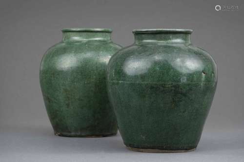 SUITE DE DEUX VASES OVOIDES EN GRES A GLACURE VERTE