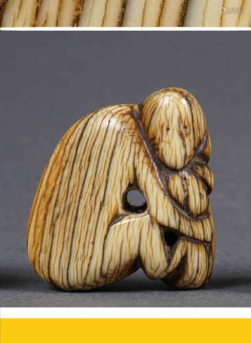 [X] NETSUKE EN IVOIRE SCULPTE A L'EFFIGIE D'UN SINGE ET DE SON PETIT