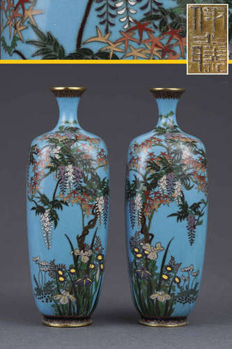 PAIRE DE VASES QUADRANGULAIRES EN BRONZE ET EMAUX CLOISONNES SIGNEE ITO 伊藤