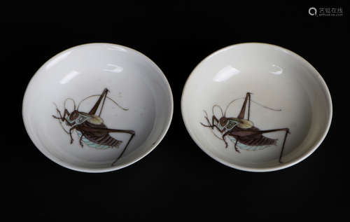 A pair of chinese porcelain small plates