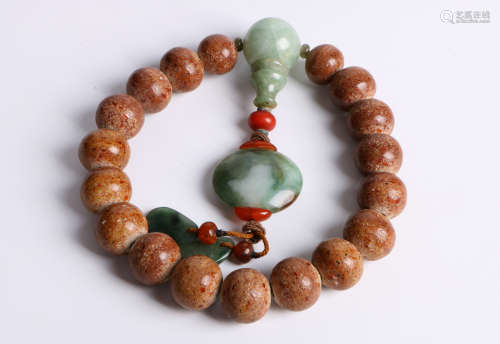 A chinese 18 beeswax beads bracelets with emerald pendant
