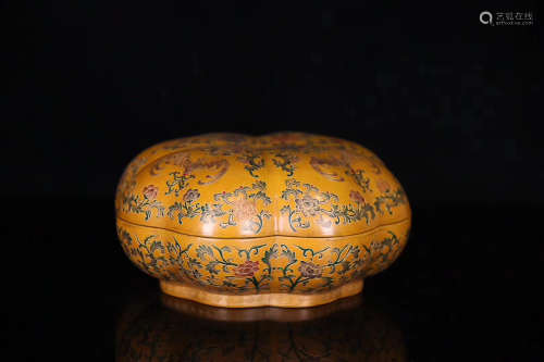 A LACQUERWARE GOLDEN OUTLINE MELON-SHAPED BOX WITH CAP, QING DYNASTY
