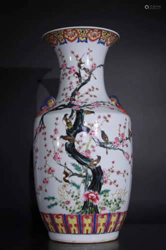 A LATE QING DYNASTY FAMILLE ROSE VASE