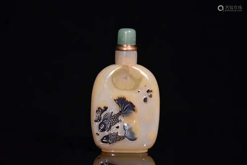 AN OLD AGATE SNUFF BOTTLE