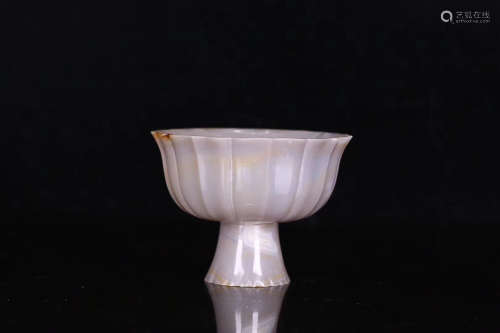 A LIAO JIN DYNASTY STYLE AGATE MALLOW PETAL GOBLET