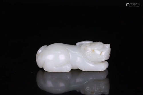 A HETIAN JADE AUSPICIOUS ANIMAL DESIGN ORNAMENT