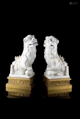 中國 十八世紀下半葉 德化瓷瑞獅雕像 兩件