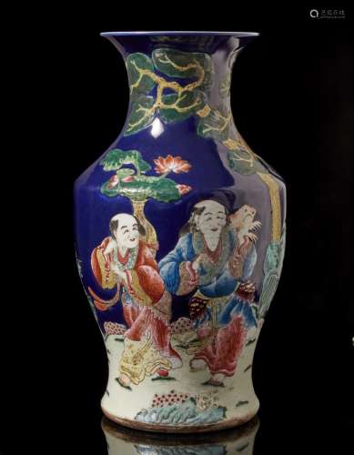 中國 二十世紀 乾隆仿款 藍地彩繪人物圖瓶