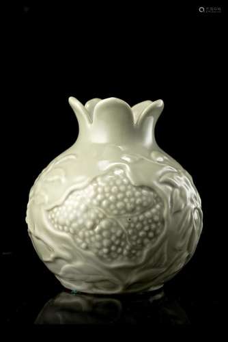 中國 十九世紀 雍正仿款 青釉石榴式瓷瓶