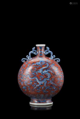 中國 二十世紀 萬曆仿款 紅地青花龍鳳紋寶月瓶