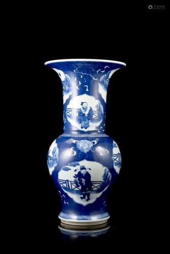 中國 十九世紀 康熙仿款 青花人物圖鳳尾瓶
