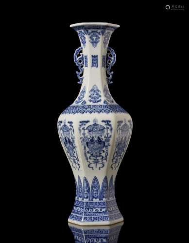 中國 十九世紀 乾隆仿款 青花魚紋六角瓶