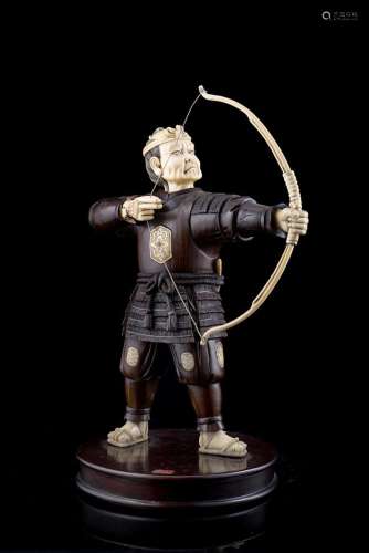 日本 二十世紀初 象牙及木雕弓箭手置物 落款