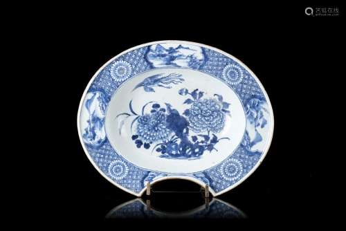 中國 十八世紀 青花鳳凰牡丹紋剃鬚盤