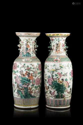 中國 十九世紀 粉彩花卉紋雙獅耳瓶 兩件