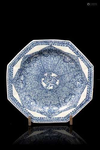 中國 十八世紀初 青花花卉紋八角盤