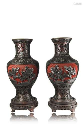 中國 十九世紀 朱砂地黑漆花卉紋瓶 一對