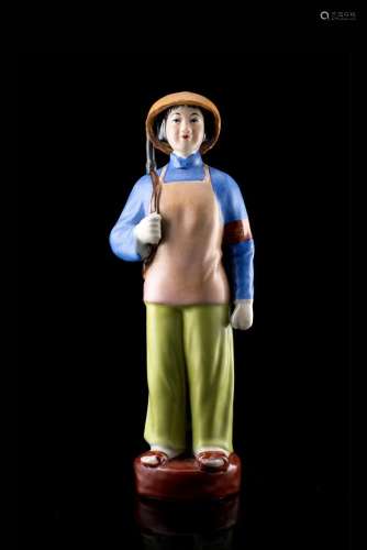 中國 二十世紀 彩繪陶瓷女軍人雕像