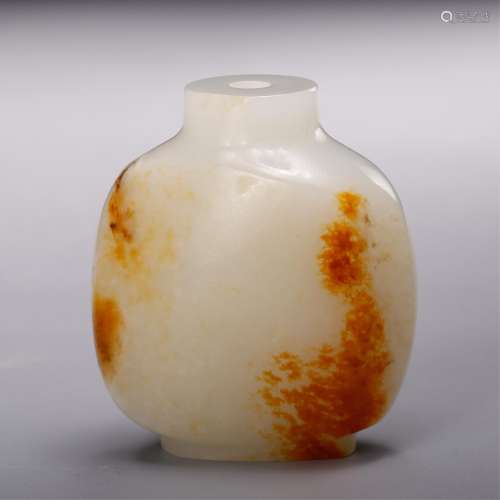 CHINESE WHITE JADE SNUFF BOTTLE WITH RUSSET