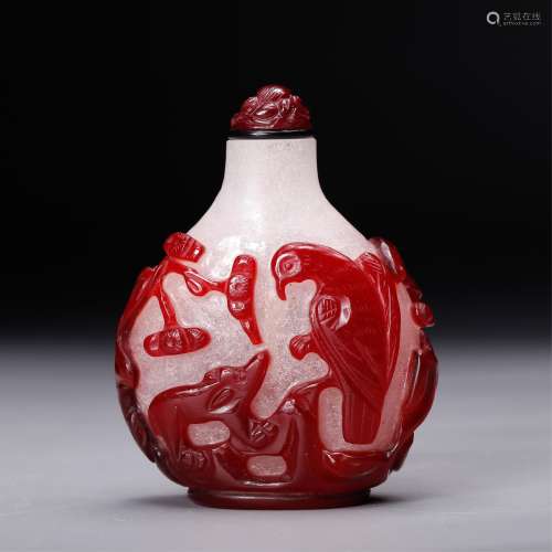 CHINESE RED AND WHITE PEKING GLASS SNUFF BOTTLE