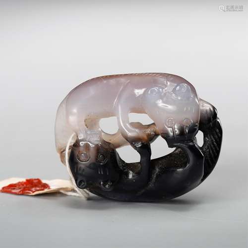 CHINESE AGATE PENDANT OF TWO CATS