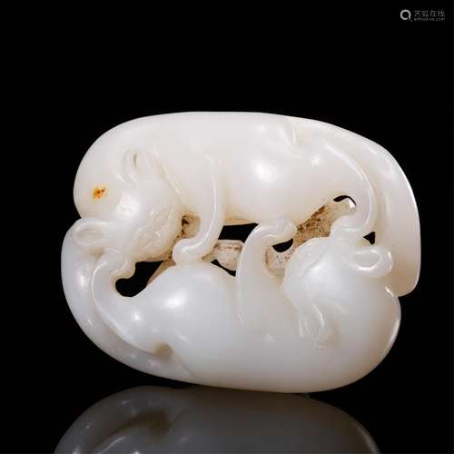 CHINESE WHITE JADE PENDANT OF TWO CATS