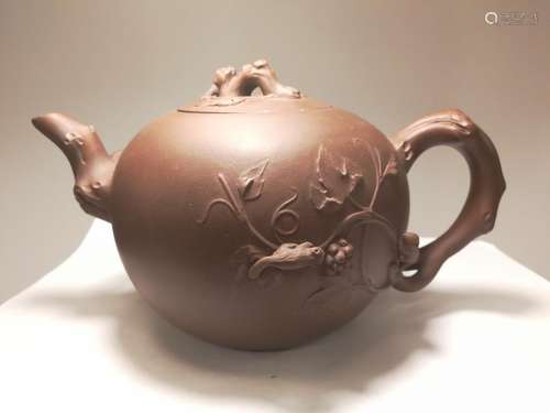 Mid-20th Century Yixing Zisha Teapot Shun Sheng Mark