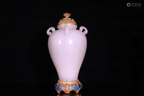 A PALACE STYLE HETIAN JADE VASE