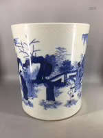 A BLUE & WHITE FIGURE DESGIN BRUSH POT