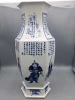 A LATE QING DYNASTY FIGURE VASE