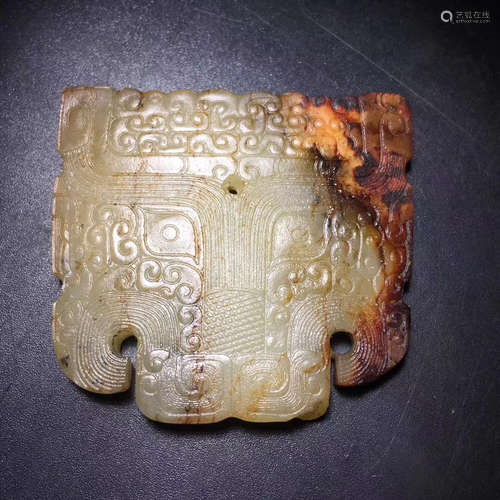 AN OLD HETIAN JADE ANIMAL FACE DESIGN PENDANT